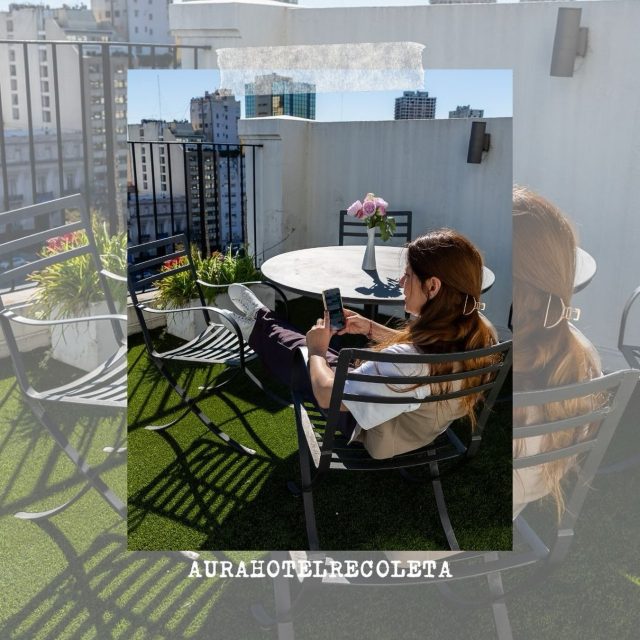 Un rincón para disfrutar del sol y hacer una pausa en medio de la ciudad. ☀️🤍

Una terraza, una linda vista de Buenos Aires y ese momento de tranquilidad que también forma parte de unas buenas vacaciones.

📍 Aura Hotel Recoleta